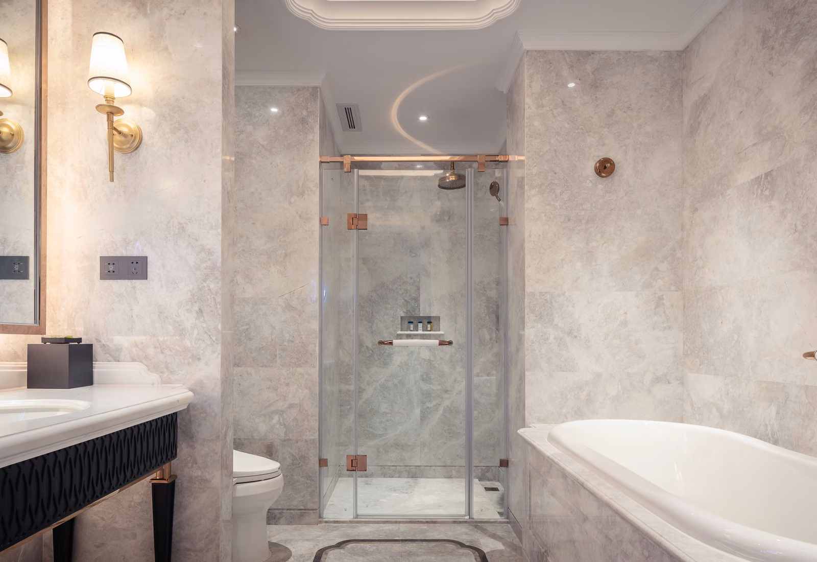 Helles Badezimmer mit freistehender Badewanne und moderner Dusche